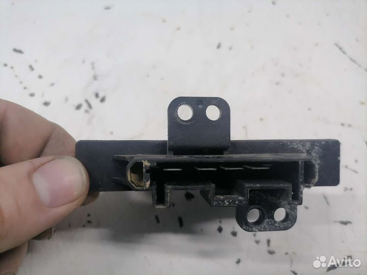 Реостат печки Nissan Bluebird 14