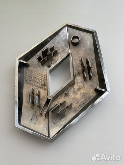 Шильдик Renault