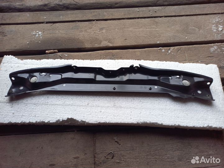 Тайота Камри Верхняя рамка радиатора