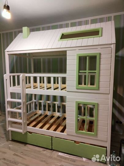 Двухъярусная кровать домик
