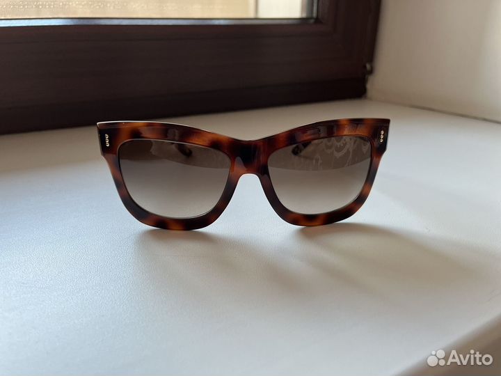 Солнцезащитные очки Escada