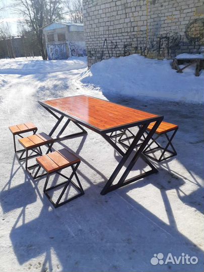 Стол с табуретками