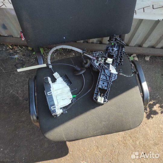 Замок передней левой двери Mercedes W207