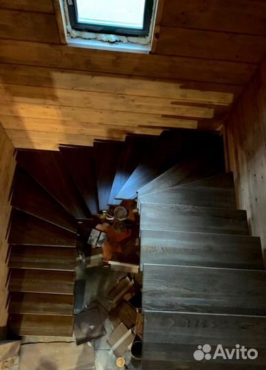 Облицовка лестничного металлокаркаса деревом