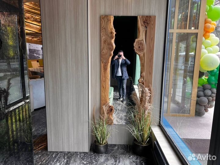 Зеркало в раме из массива дерева