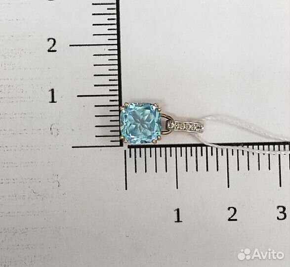 Золотая подвеска с камнем