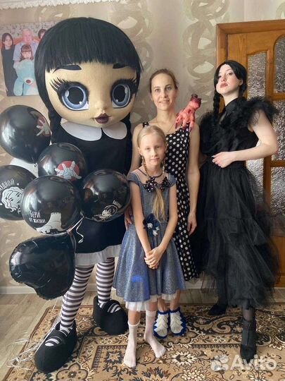 Уэнсдэй (ростовая кукла) на праздник