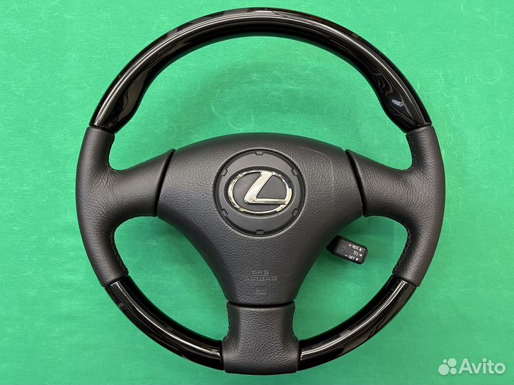 Оригинальный руль с чёрной косточкой Lexus