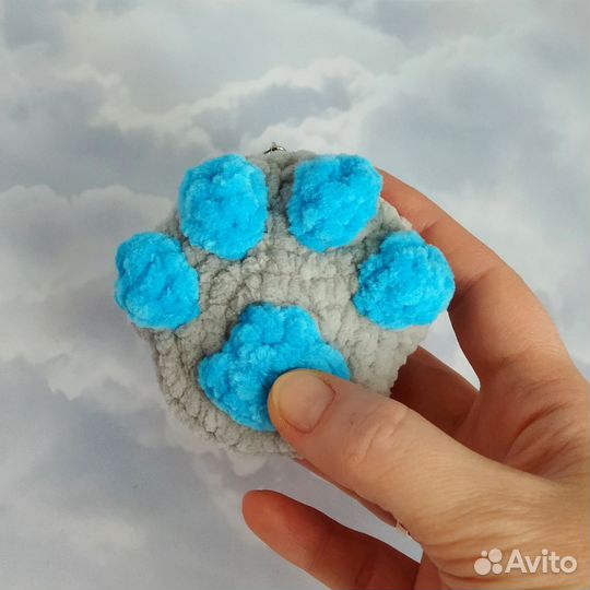 Вязаный брелок кошачья лапка