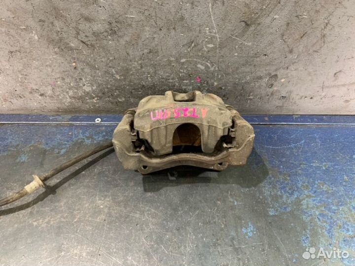 Суппорт передний правый Toyota Avensis T25