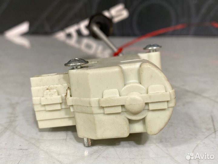 Замок лючка бензобака Audi A4 B6 ASN 2004