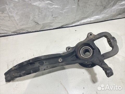 Кулак передний левый Volkswagen Touareg 2014 год