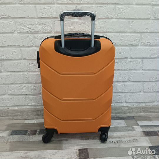 Чемодан на колёсах маленький s