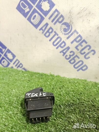 Кнопка стеклоподъемника Renault Sandero Stepway