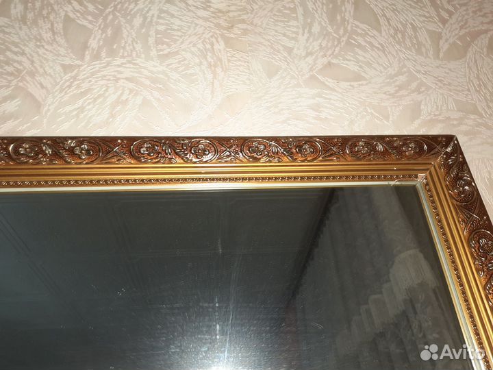 Зеркало не маленькое в багетной деревянной раме
