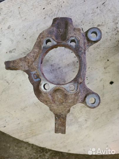 Кулак поворотный передний левый Nissan Juke F15