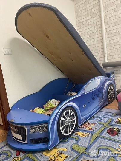 Детская кровать машина