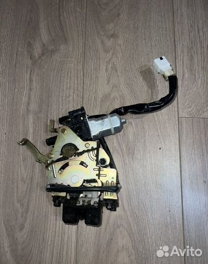 Замок крышки багажника Toyota Alphard 2002-2008