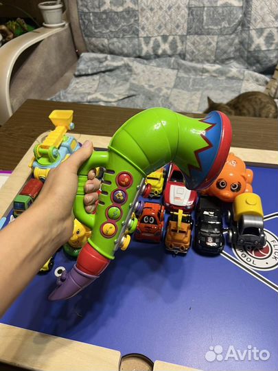 Детские игрушки пакетом и саксофон