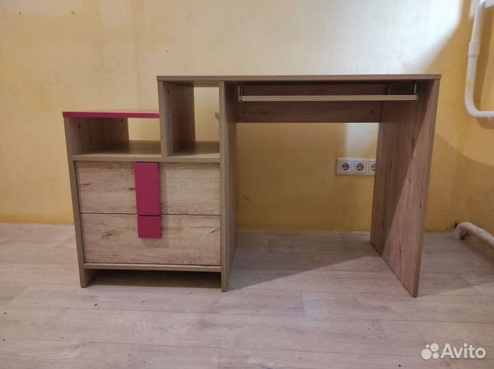 Детский письменный стол