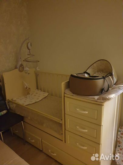 Кроватка детская с маятником