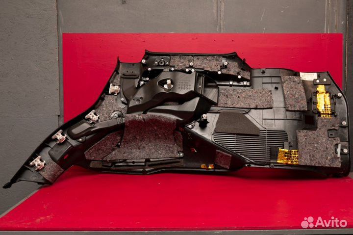 Обшивка багажника задняя левая Toyota Land Cruiser