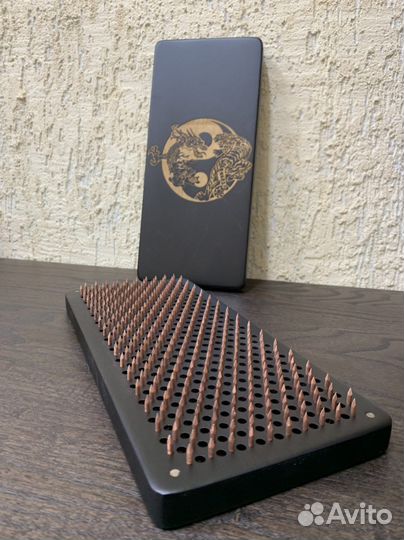 Доски с цельно медными гвоздями и гравировкой