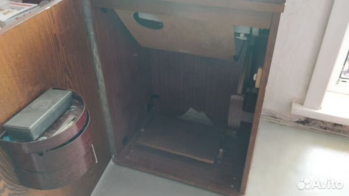 Продам швейную машинку с ножным приводом Чайка-III