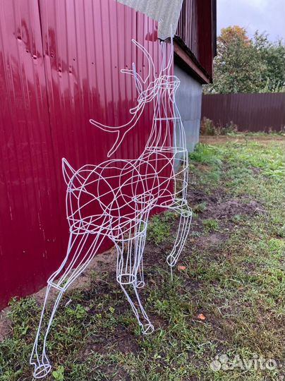 Олень гордый из проволоки