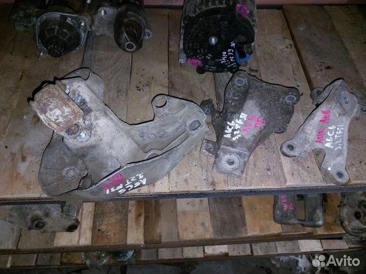 Кронштейн опора двигателя Audi A6 C6 AUK 3.2