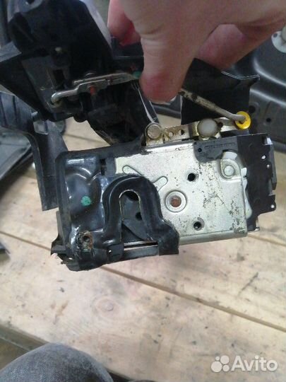 Замок двери задний Ford Fusion 1.6