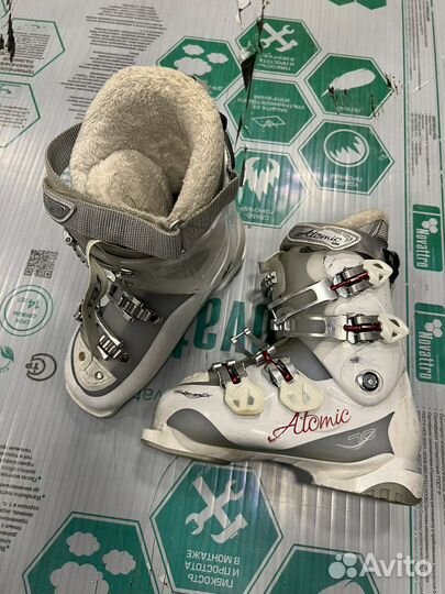 Горнолыжные ботинки atomic