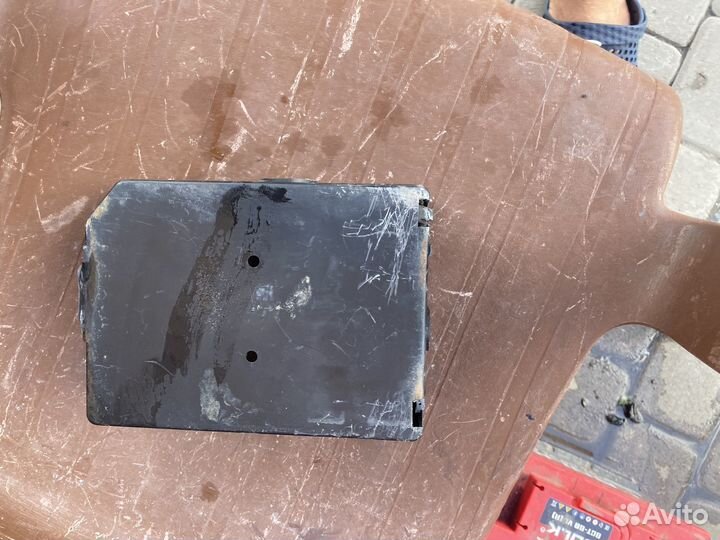Нижняя крышка блока предохранителей kia spectra