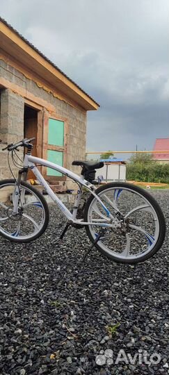 Велосипед на литых дисках BMW