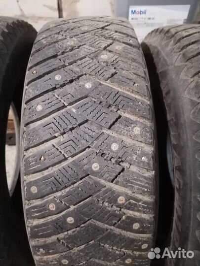 Goodyear UltraGrip Ice Arctic SUV 215/70 R16