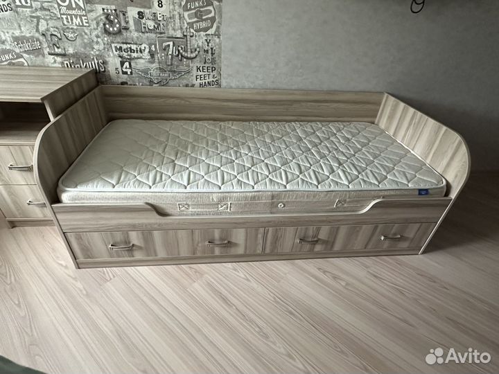 Стол, кровать, матрац