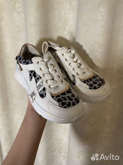 Кроссовки белые 37