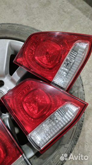 Задние фонари крышки багажника на Ленд Крузер 200