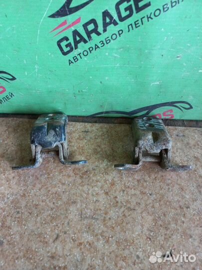 Петля двери передняя правая Nissan Almera Classic