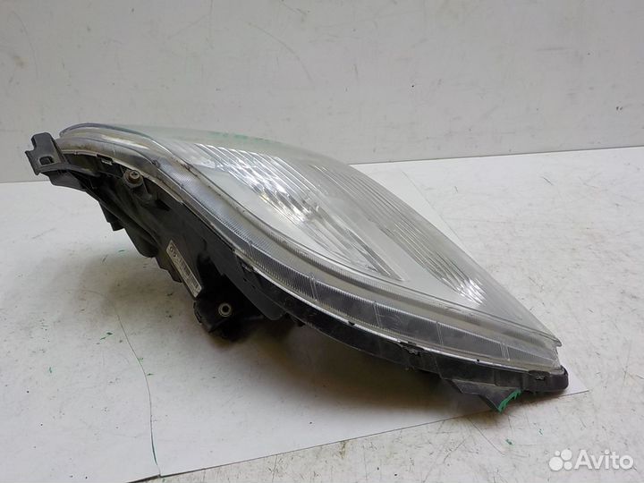 Фара правая на Toyota Yaris