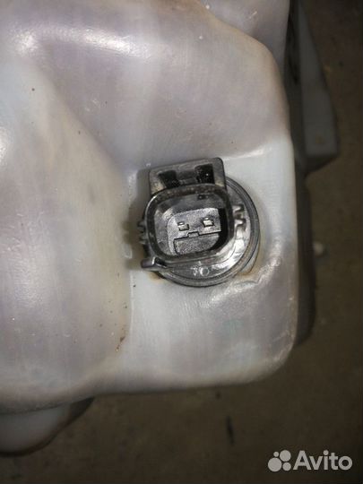 Бачок омывателя Volvo V50