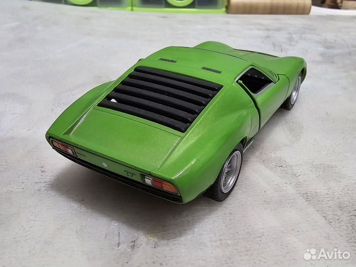 Модель автомобиля Lamborghini Miura P400 SV