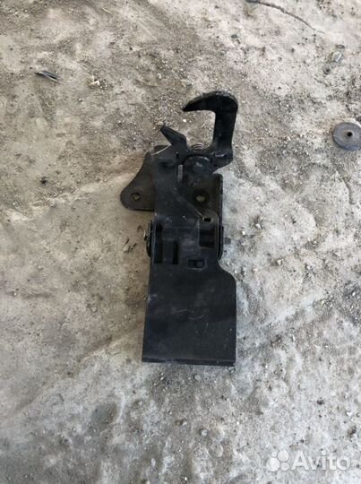 Крюк замка капота Audi A8 D4 4H0823485C