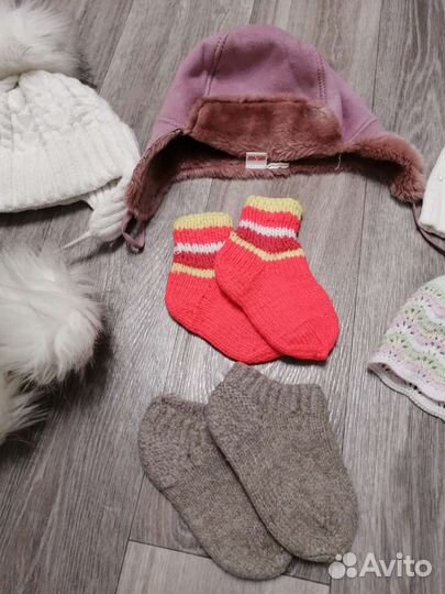 Шапки и вязаные носочки на 4-6 лет