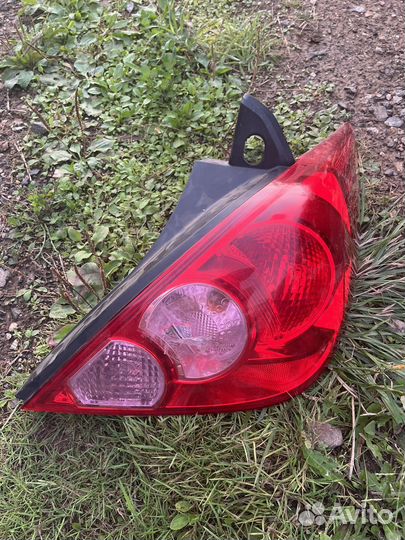 Фонарь задний правый Nissan Tiida