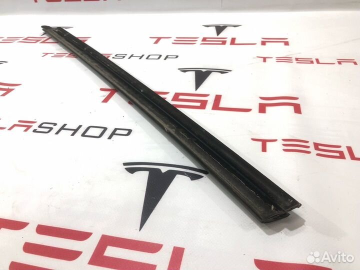 Молдинг двери передней правой Tesla Model S