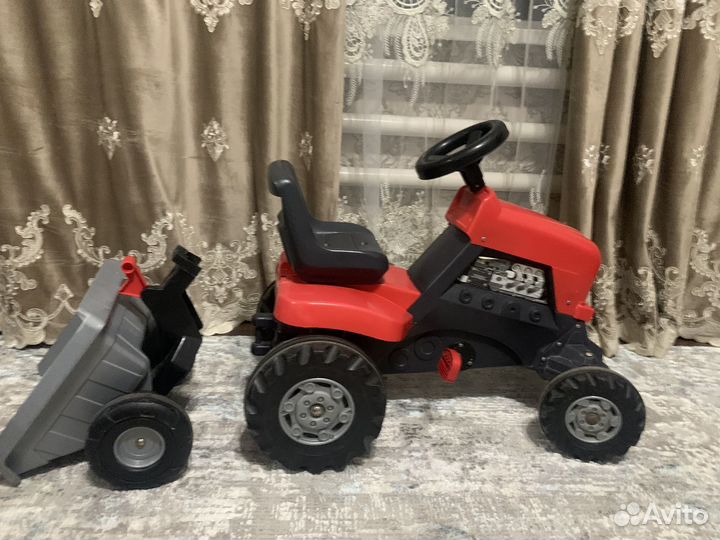 Трактор-каталка с педалями