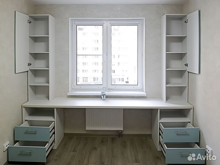 Школьный стол для двоих у окна