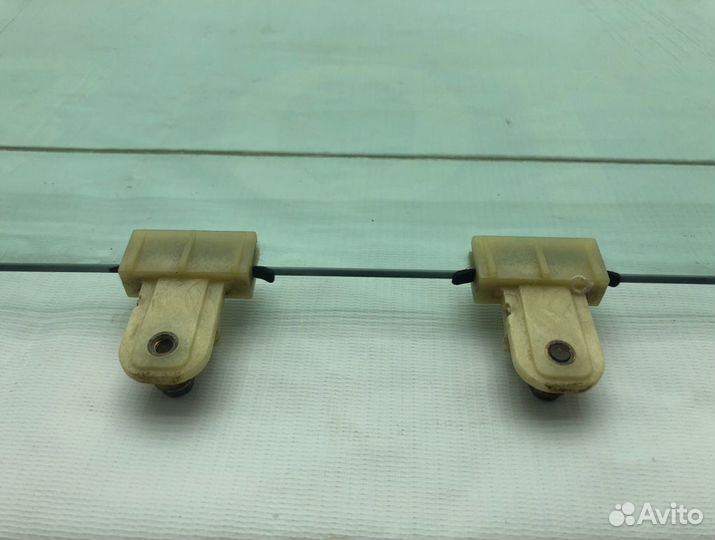 Стекло двери переднее правое Hyundai Starex A1