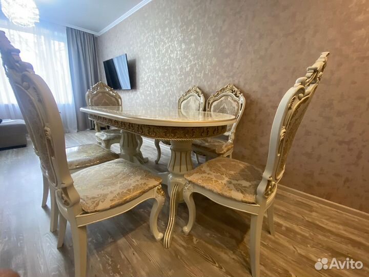 Стол и стулья